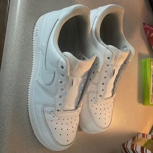 Worn a few times, bottom’s slightly dirty, will re lace before shipping